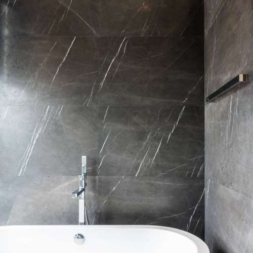 modern-bathroom-interior-with-bathtub-and-brown-natural-marble-wall-interior-design-copy-space-min