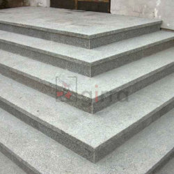 schody-z-kamienia-na-zewnatrz-jasne-szare-klasyczne-galeria-granitowe