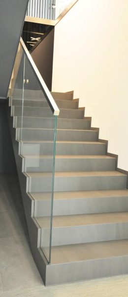 schody_kamienne_granit_nowoczesne_luksusowe_kamien_naturalny_szary_loft-min